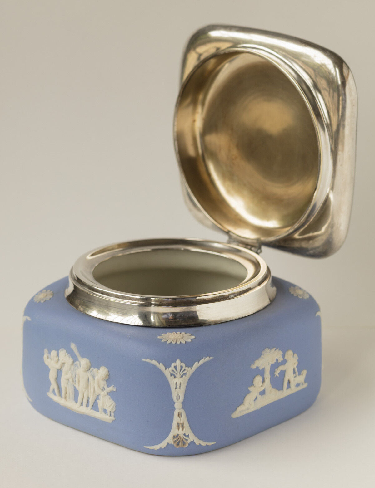 WEDGWOOD JASPERWARE Belgian biscuit barrel TOBACCO JAR pottery SILVER PLATE LID