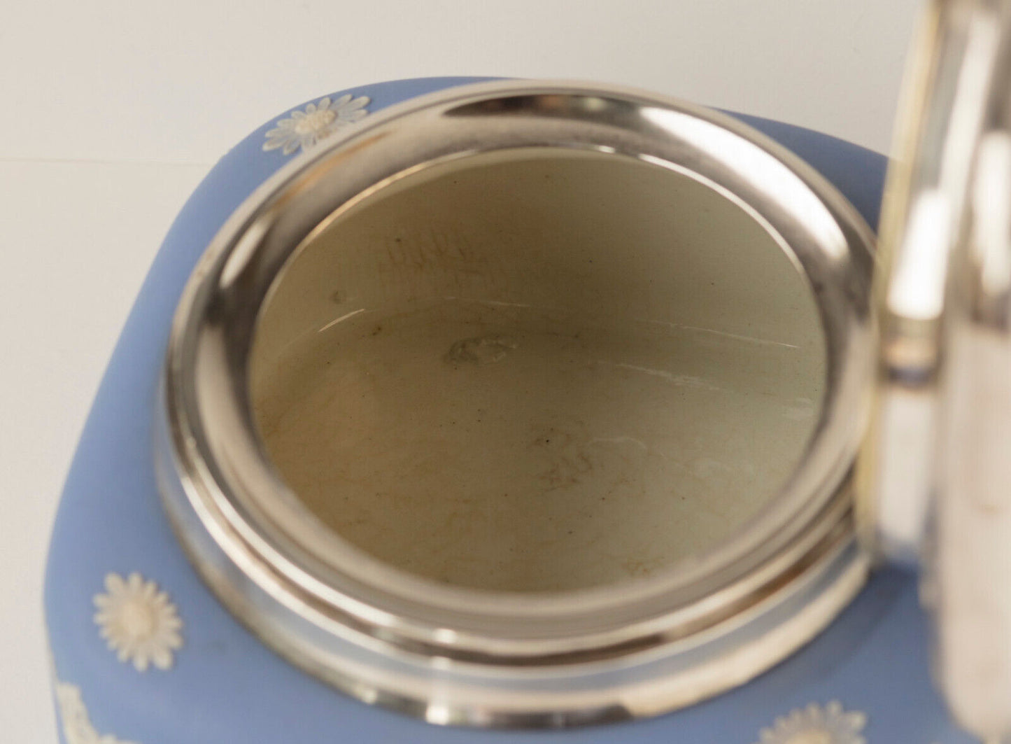 WEDGWOOD JASPERWARE Belgian biscuit barrel TOBACCO JAR pottery SILVER PLATE LID